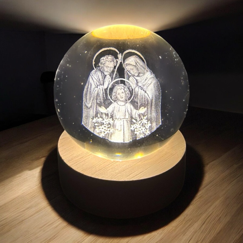 Luminária Abajur Mesa Bola de Cristal Sagrada Família 7 cm Luz LED 3d Decorativa Esfera Bivolt Benção do Lar